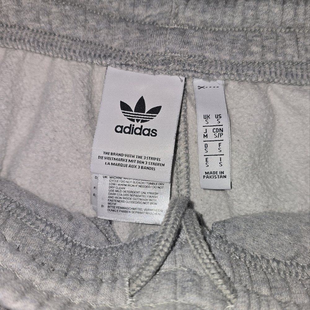 Gray Shorts with Red and Blue ADIDAS ORIGINALS 3D TREFOIL STRIPED Size Small - Picture 6 of 7